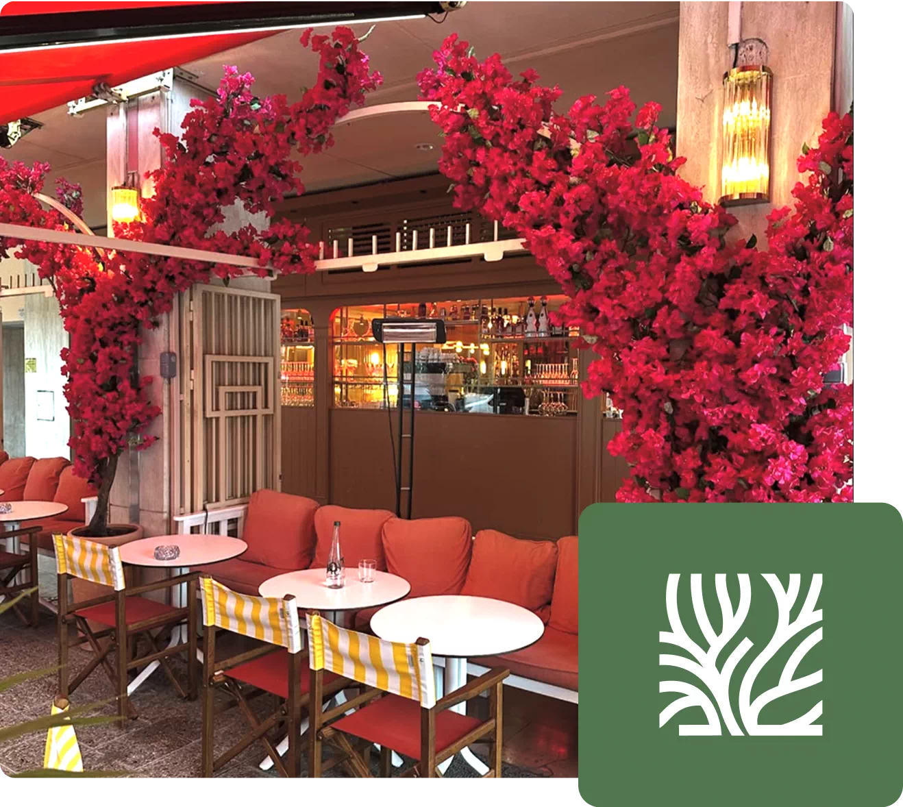 Terrasse de caf&eacute; avec fleurs roses