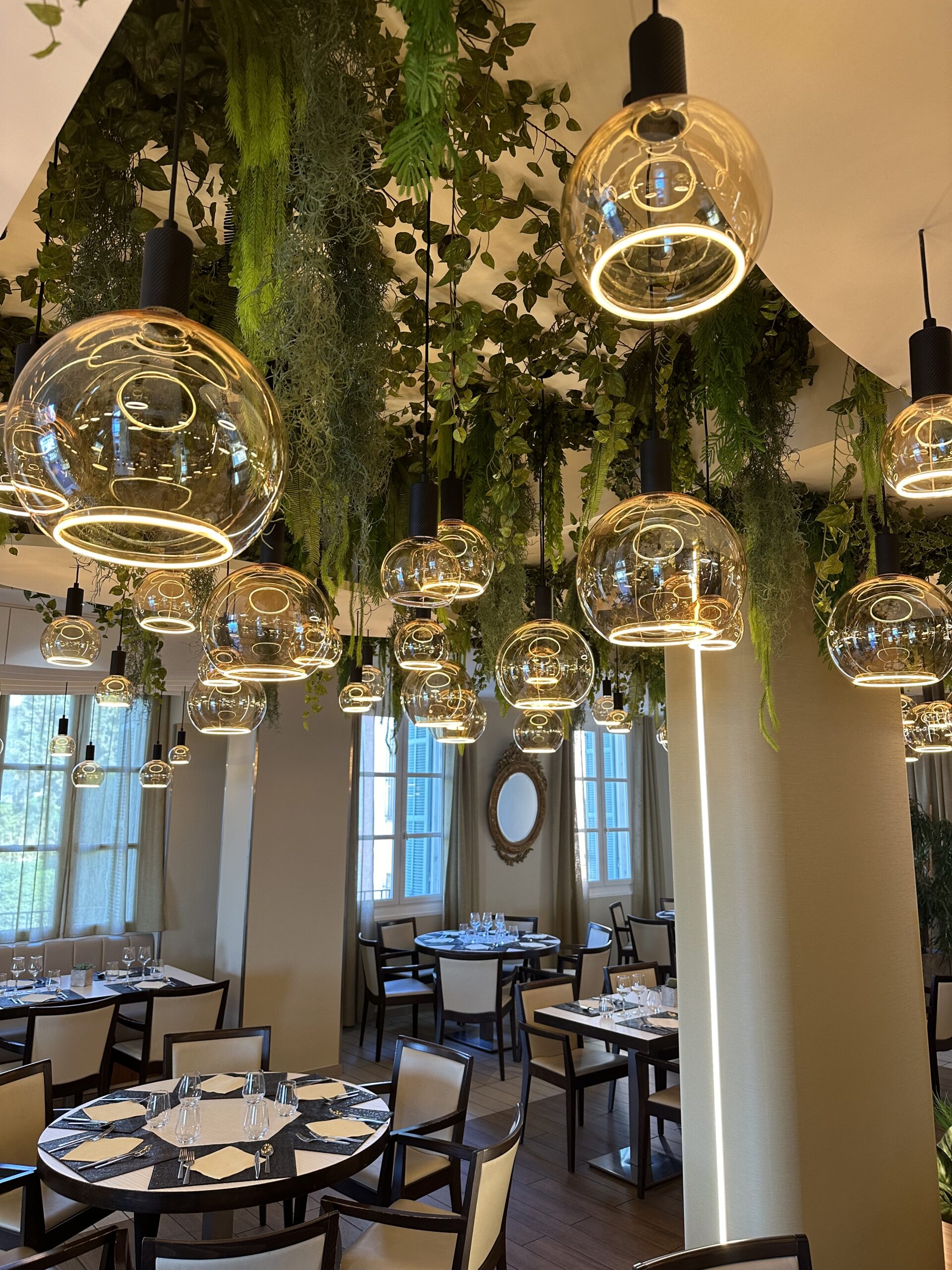 Transformez vos espaces professionnels avec un plafond végétal artificiel : une solution décorative, sans entretien, élégante et personnalisable pour restaurants, hôtels, bureaux ou commerces. Créez une ambiance naturelle unique, durable et conforme aux normes ERP, sans aucune contrainte d’entretien