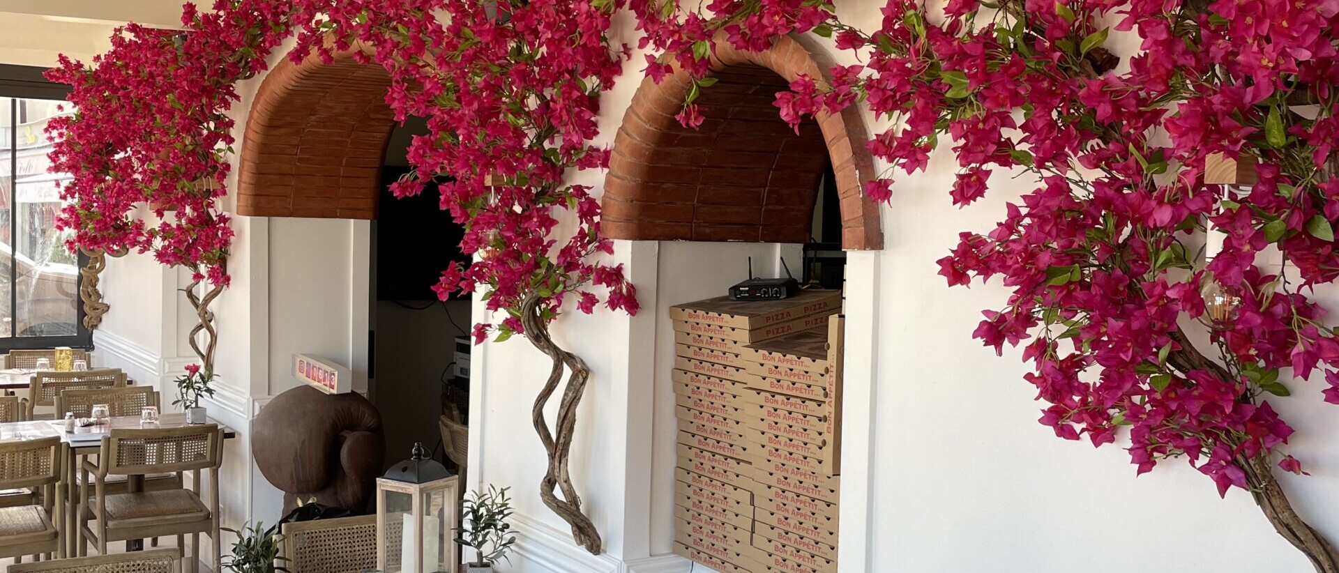 Découvrez notre décoration florale artificielle : des créations élégantes, sur mesure et sans entretien pour sublimer vos espaces intérieurs et extérieurs.