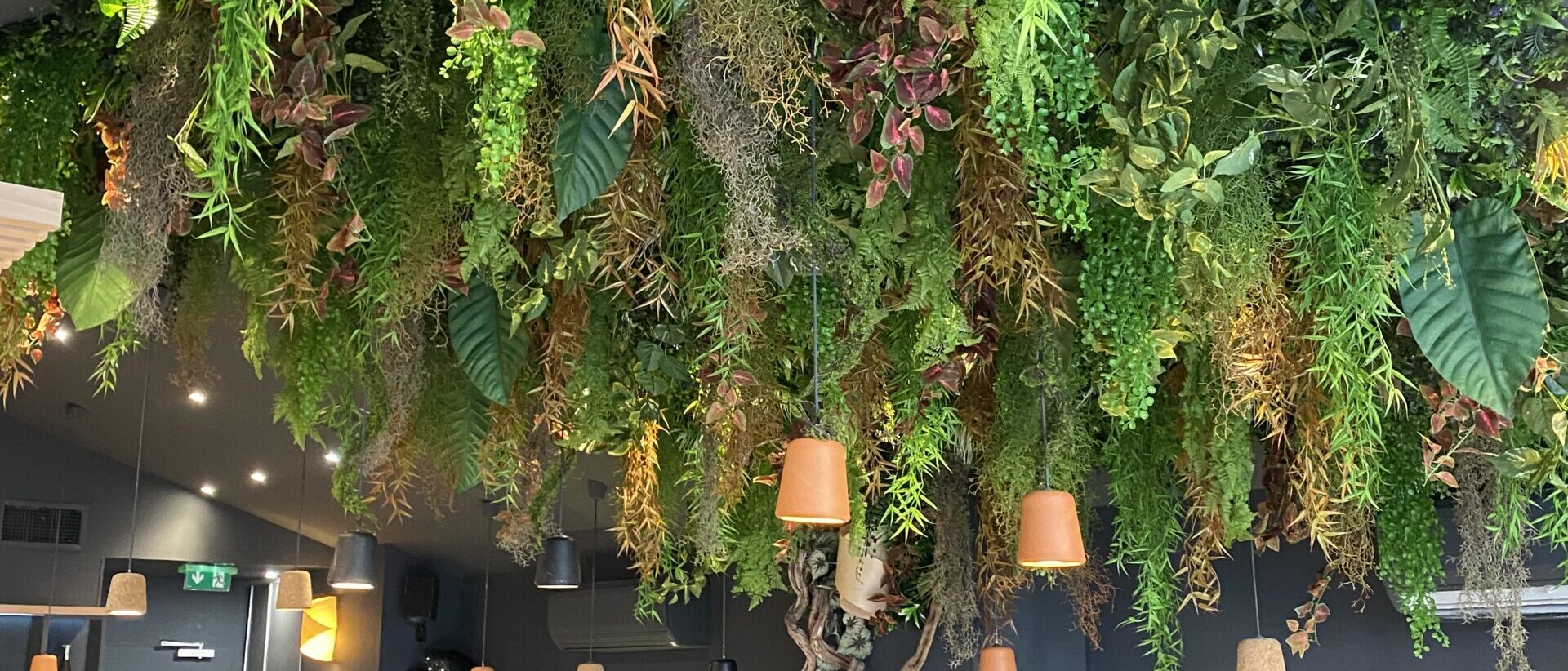 Créez un plafond végétal artificiel spectaculaire : une solution sans entretien qui apporte une touche unique, naturelle et durable à vos espaces intérieurs.