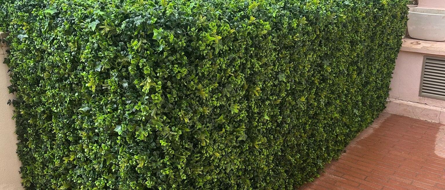 Cache climatiseur végétal qui allie esthétisme, fonctionnalité et durabilité. Une solution décorative sans entretien pour camoufler avec style.