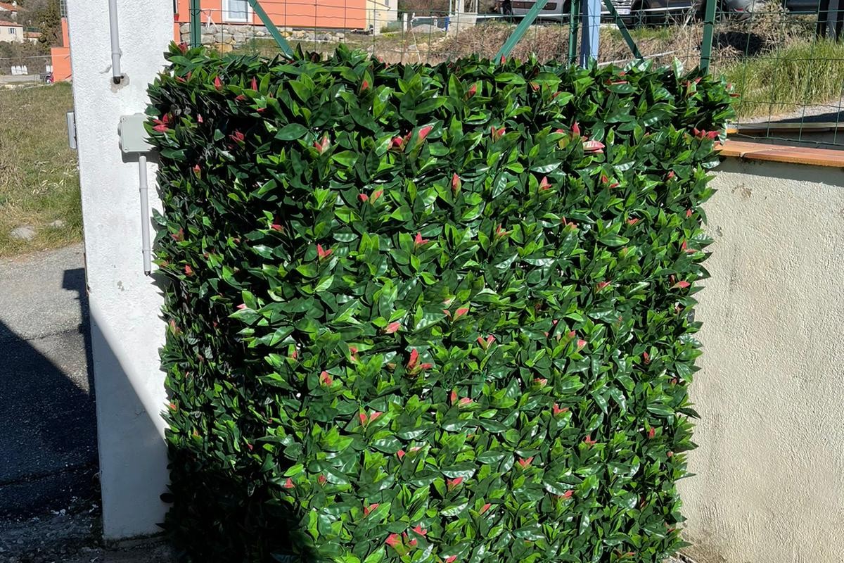 cache climatiseur artificiel terrasse d’hôtel