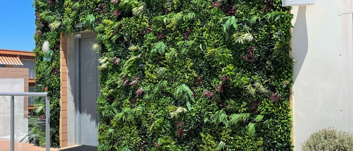 Sublimez vos intérieurs et extérieurs avec nos murs végétaux artificiels et treillis : une solution décorative spectaculaire, durable et sans entretien.