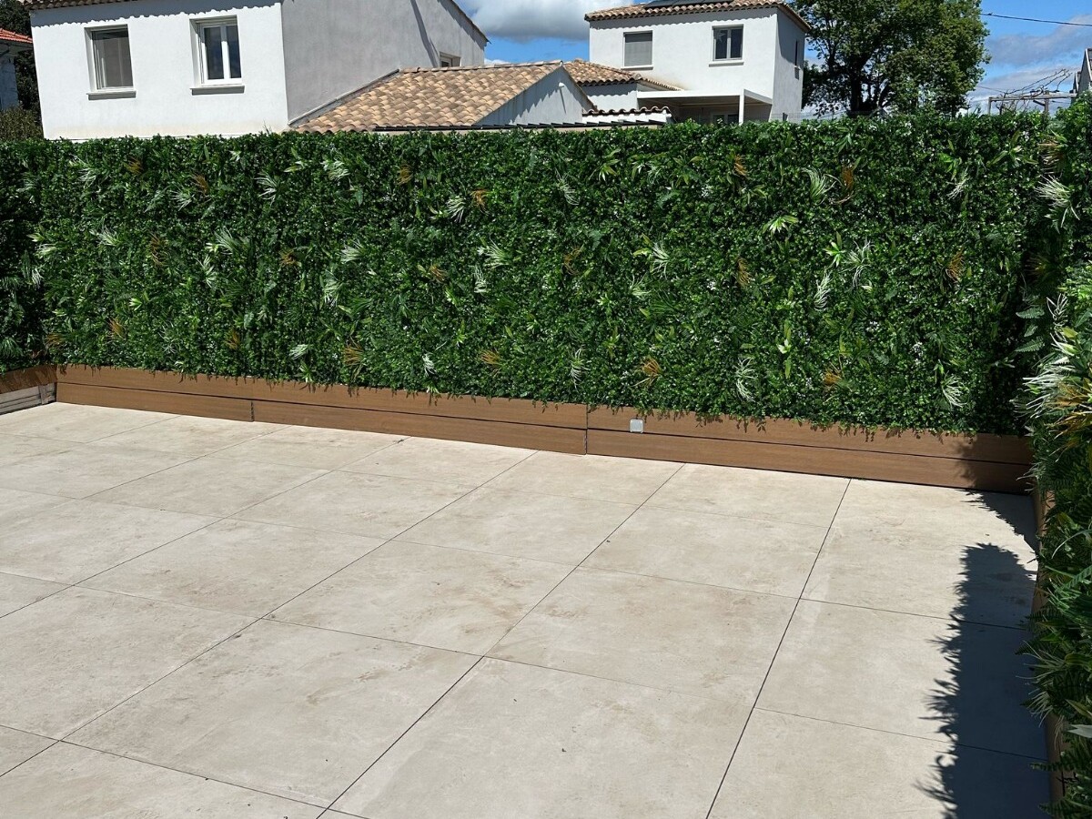 Habillage de plusieurs garde-corps en mur végétal