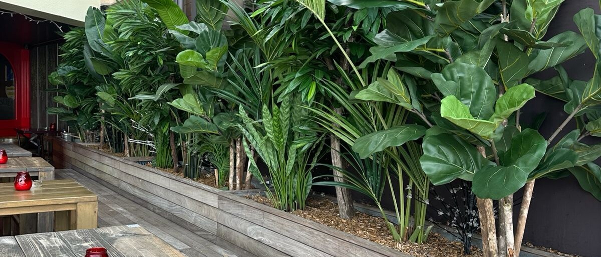 Découvrez nos plantes et jardinières artificielles : des créations végétales sans entretien, durables et élégantes pour sublimer vos intérieurs et extérieurs.